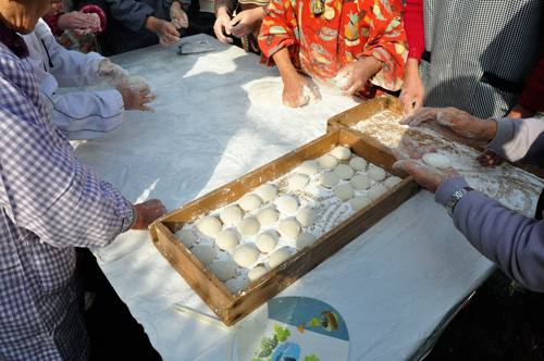 餅を丸める