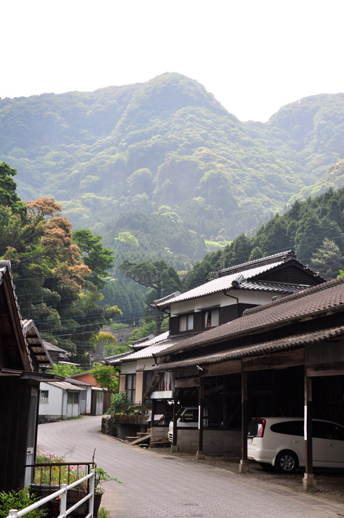 大川内山の町並みと山々