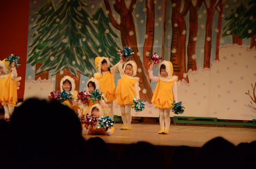 asoka02 アソカ幼稚園のお遊戯会で踊る娘