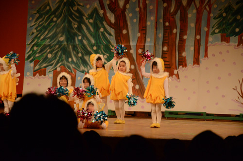 アソカ幼稚園のお遊戯会で踊る娘