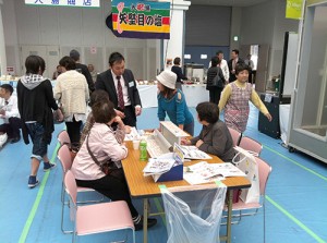 奥様方お菓子を食べながら商談中